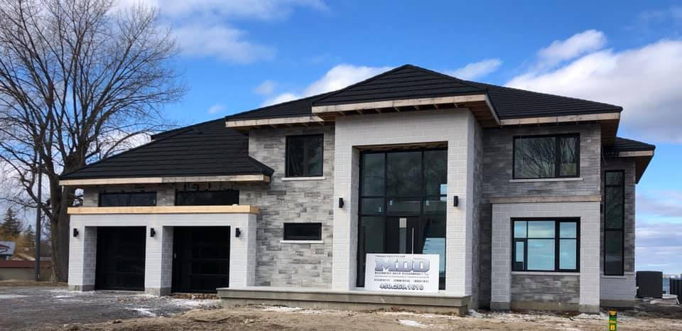 David Deschambault au travail sur un mur de brique